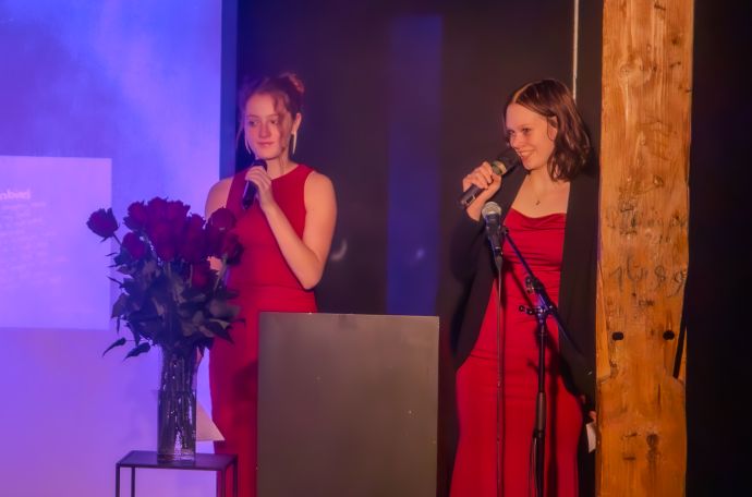 Olivia Monaco (links) und Sophia Lorenz moderierten den Auftritt des Poesieteams. Olivia Monaco (links) und Sophia Lorenz moderierten den Auftritt des Poesieteams.