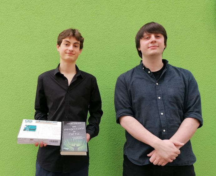 Ilhan mit seinem Informatiklehrer Silvan Schmutzler Ilhan mit seinem Informatiklehrer Silvan Schmutzler