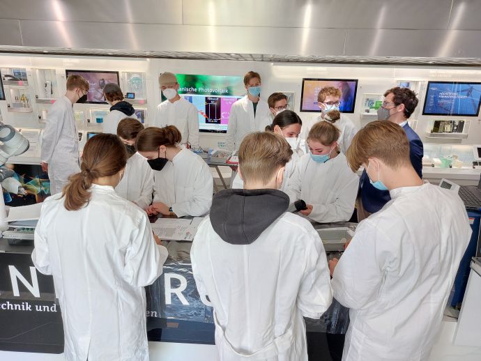 Schüler experimentieren im Innotruck