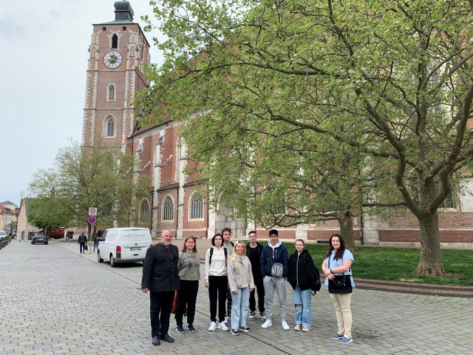 Oswin Dotzauer bei einer Stadtführung für die ukrainischen Jugendlichen Oswin Dotzauer bei einer Stadtführung für die ukrainischen Jugendlichen